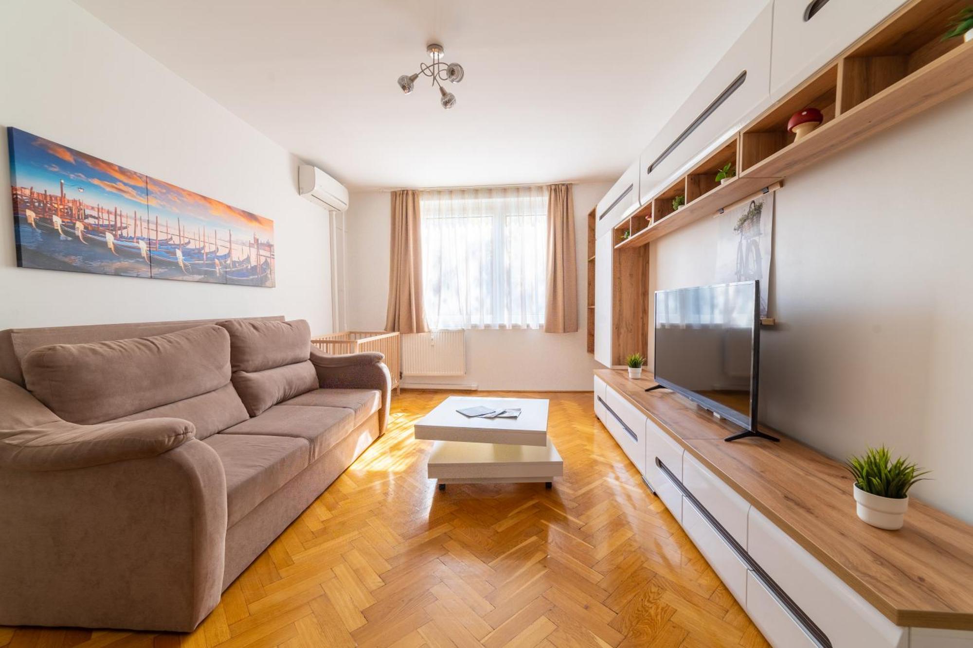 Comfort 14 -- Stylish City Apartment Netflix, Wi-Fi & Parking Miskolc Exteriör bild